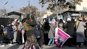 img-title Taliban Cambuk-Ejek Perempuan yang Protes Pengeboman Sekolah Syiah