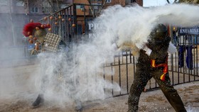 FOTO: Tradisi 'Kudeta' dengan Tepung dan Telur di Spanyol