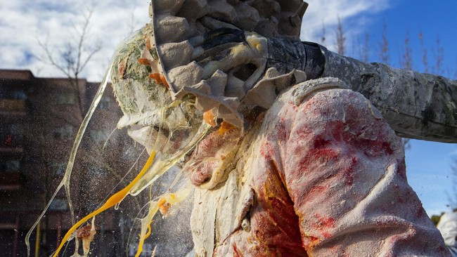 FOTO: Tradisi 'Kudeta' dengan Tepung dan Telur di Spanyol
