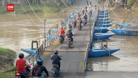 VIDEO: Viral Jembatan Perahu Beromzet Puluhan Juta Per hari