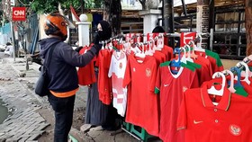 VIDEO: Jelang Final AFF, Penjual Baju Timnas Dadakan Laku Keras