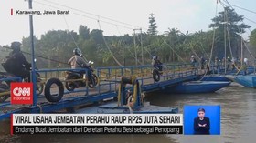 VIDEO: Viral Usaha Jembatan Perahu Raup Rp25 Juta Sehari