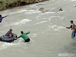 Jembatan Ambruk, Warga Cianjur Nekat Seberangi Sungai dengan Ban Bekas