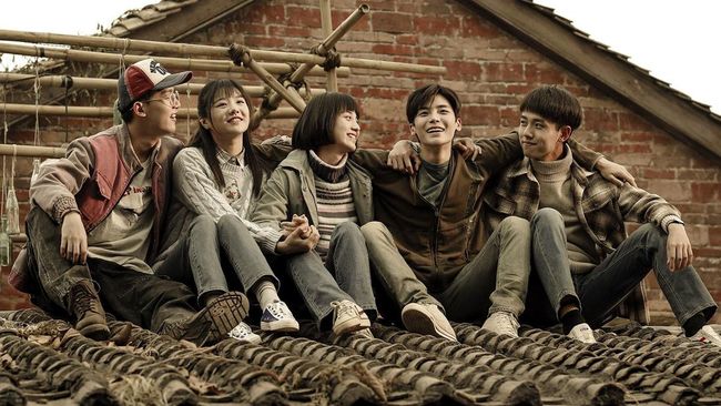 When We Were Young mengangkat kisah tentang kehidupan sekelompok remaja SMA di era 90-an. Berikut sinopsis When We Were Young.