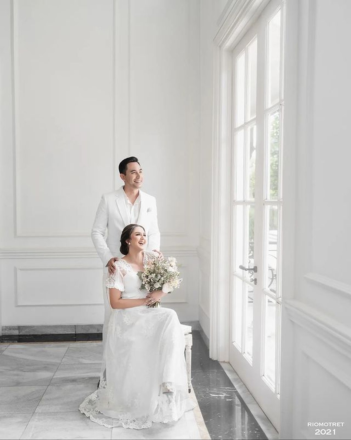 Darius Sinathrya dan Donna Agnesia melakukan sesi pemotretan rayakan 15th ulang tahun pernikahan mereka&period; Yuk intip&excl;