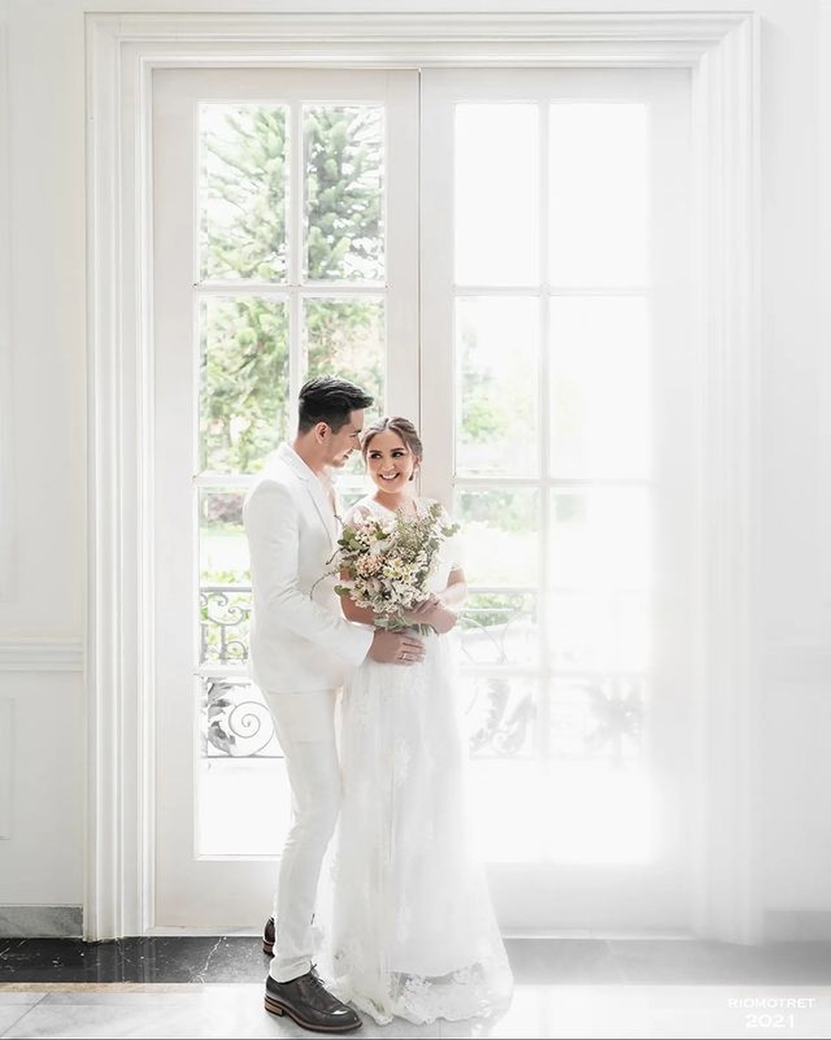 Darius Sinathrya dan Donna Agnesia melakukan sesi pemotretan rayakan 15th ulang tahun pernikahan mereka&period; Yuk intip&excl;