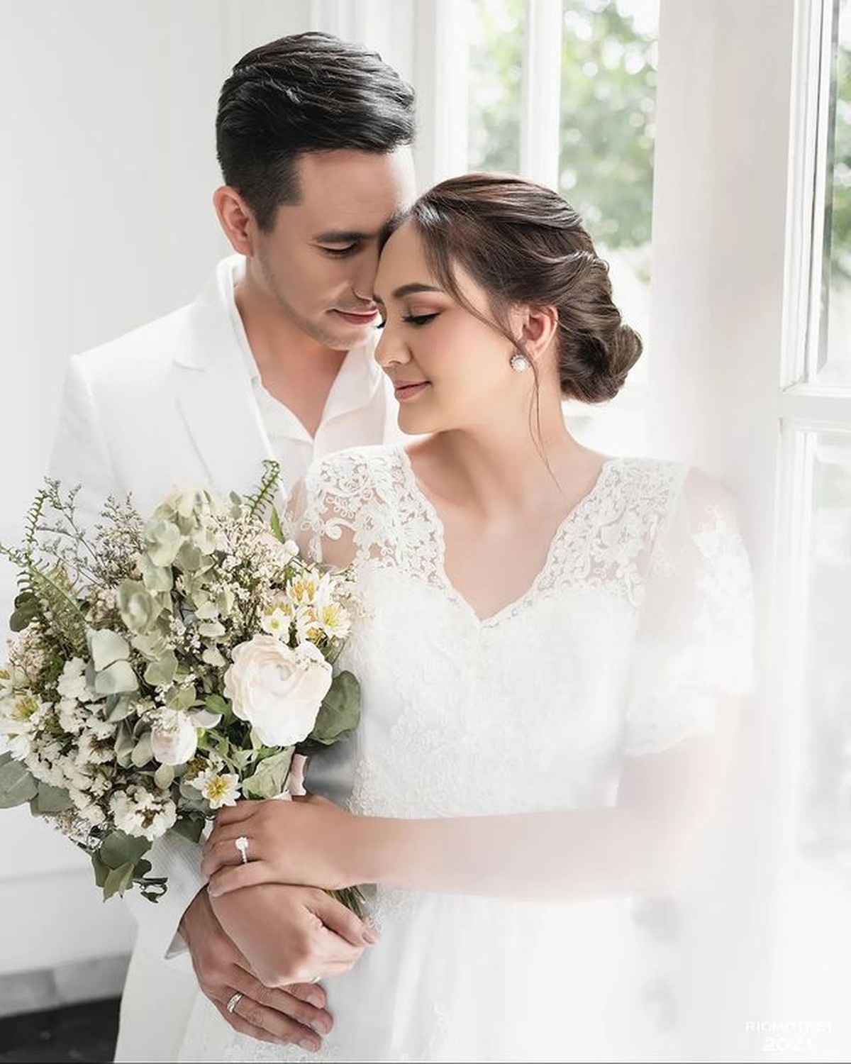 Darius Sinathrya dan Donna Agnesia melakukan sesi pemotretan rayakan 15th ulang tahun pernikahan mereka&period; Yuk intip&excl;