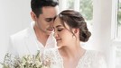 Darius Sinathrya dan Donna Agnesia melakukan sesi pemotretan rayakan 15th ulang tahun pernikahan mereka&period; Yuk intip&excl;