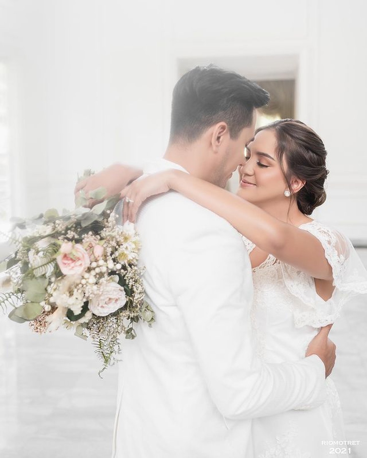 Darius Sinathrya dan Donna Agnesia melakukan sesi pemotretan rayakan 15th ulang tahun pernikahan mereka&period; Yuk intip&excl;