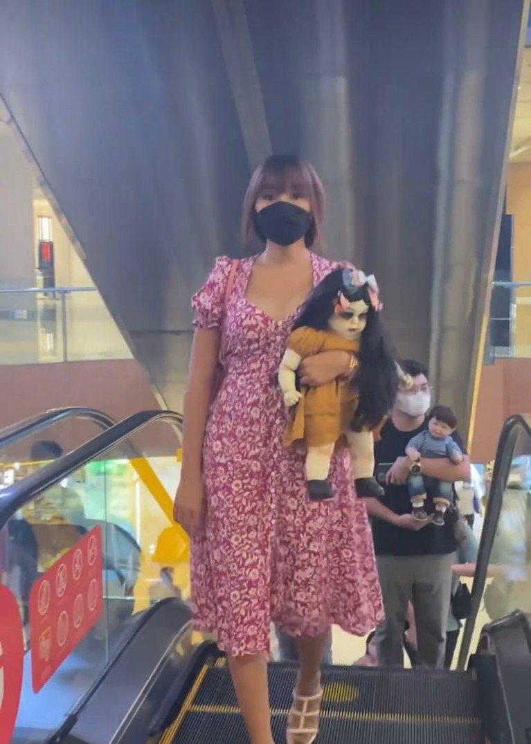 Tak hanya Ivan Gunawan, inilah potret deretan artis Tanah Air momong anak boneka. Yuk intip potretnya siapa saja?