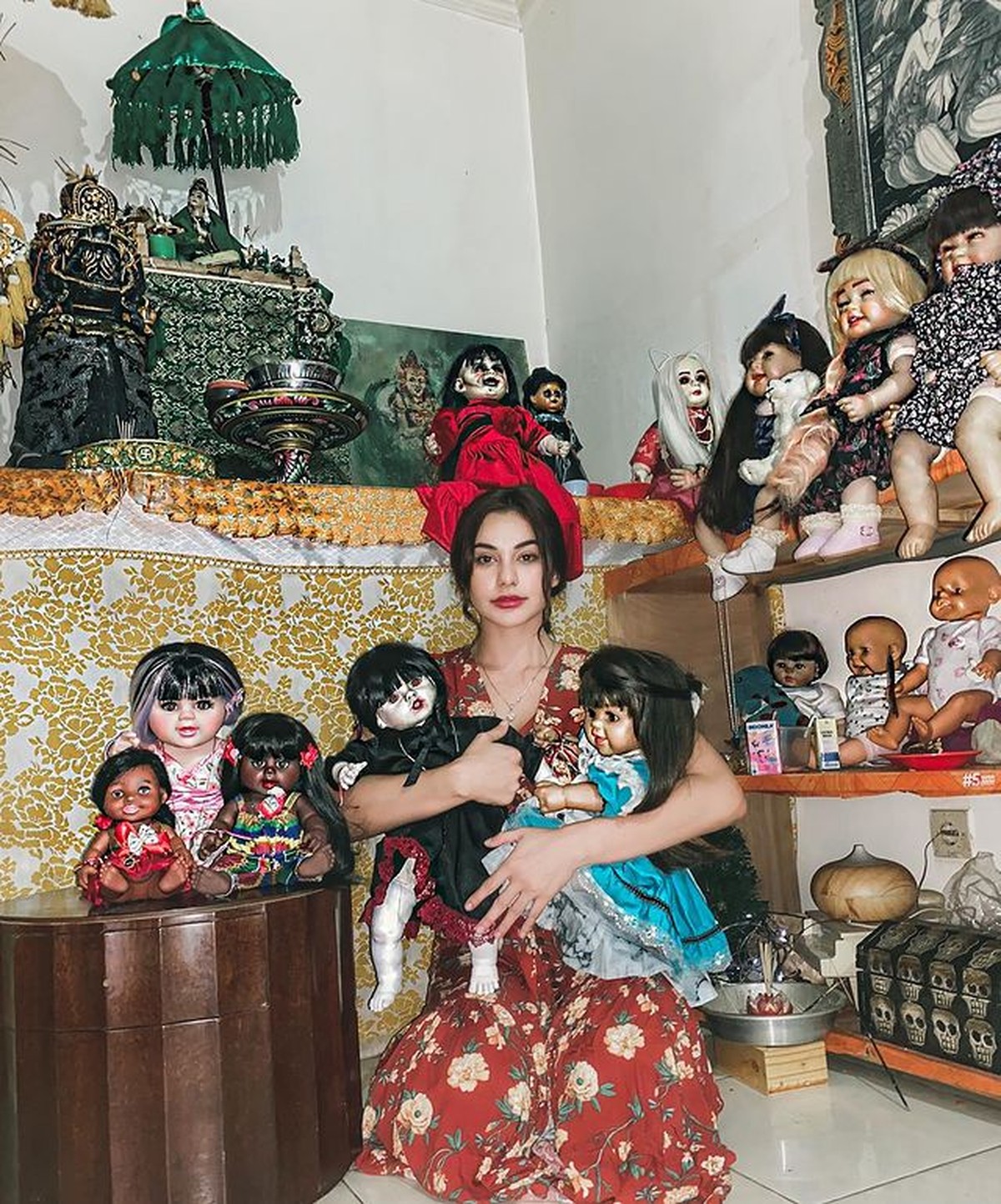 Tak hanya Ivan Gunawan&comma; inilah potret deretan artis Tanah Air momong anak boneka&period; Yuk intip potretnya siapa saja&quest;