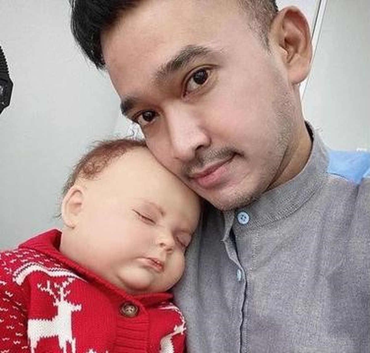 Tak hanya Ivan Gunawan&comma; inilah potret deretan artis Tanah Air momong anak boneka&period; Yuk intip potretnya siapa saja&quest;