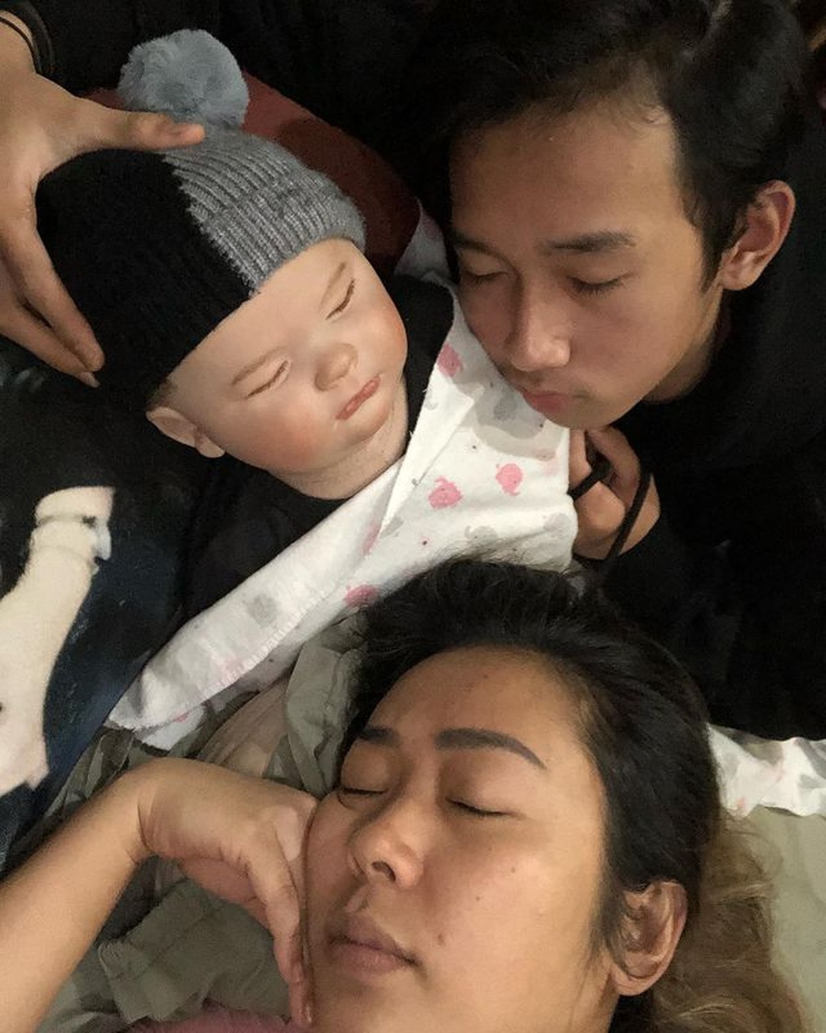 Tak hanya Ivan Gunawan&comma; inilah potret deretan artis Tanah Air momong anak boneka&period; Yuk intip potretnya siapa saja&quest;