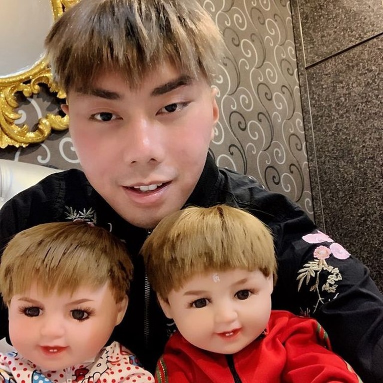 7 Potret Artis Tanah Air Momong Anak Boneka Selain Ivan Gunawan Tak hanya Ivan Gunawan, inilah potret deretan artis Tanah Air momong anak boneka. Yuk intip potretnya siapa saja?