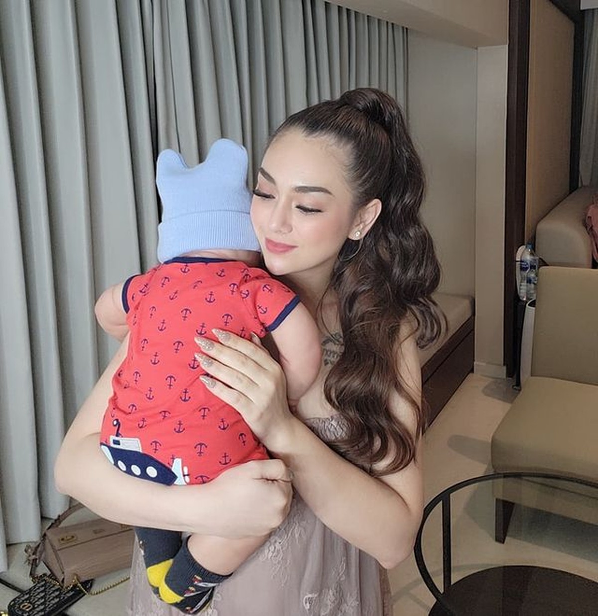 Tak hanya Ivan Gunawan&comma; inilah potret deretan artis Tanah Air momong anak boneka&period; Yuk intip potretnya siapa saja&quest;