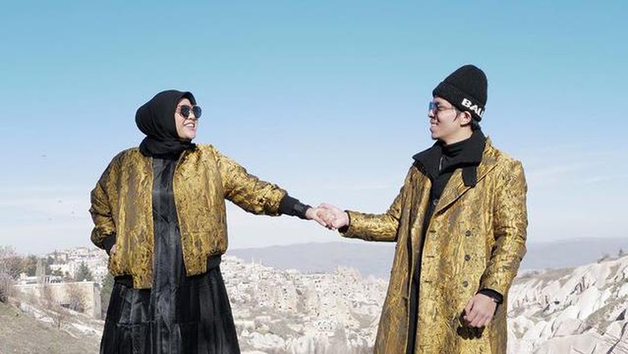 Atta Halilintar dan Aurel Hermansyah tengah menikmati babymoon berkunjung ke Cappadocia, Turkey. Yuk intip kemesraan mereka!