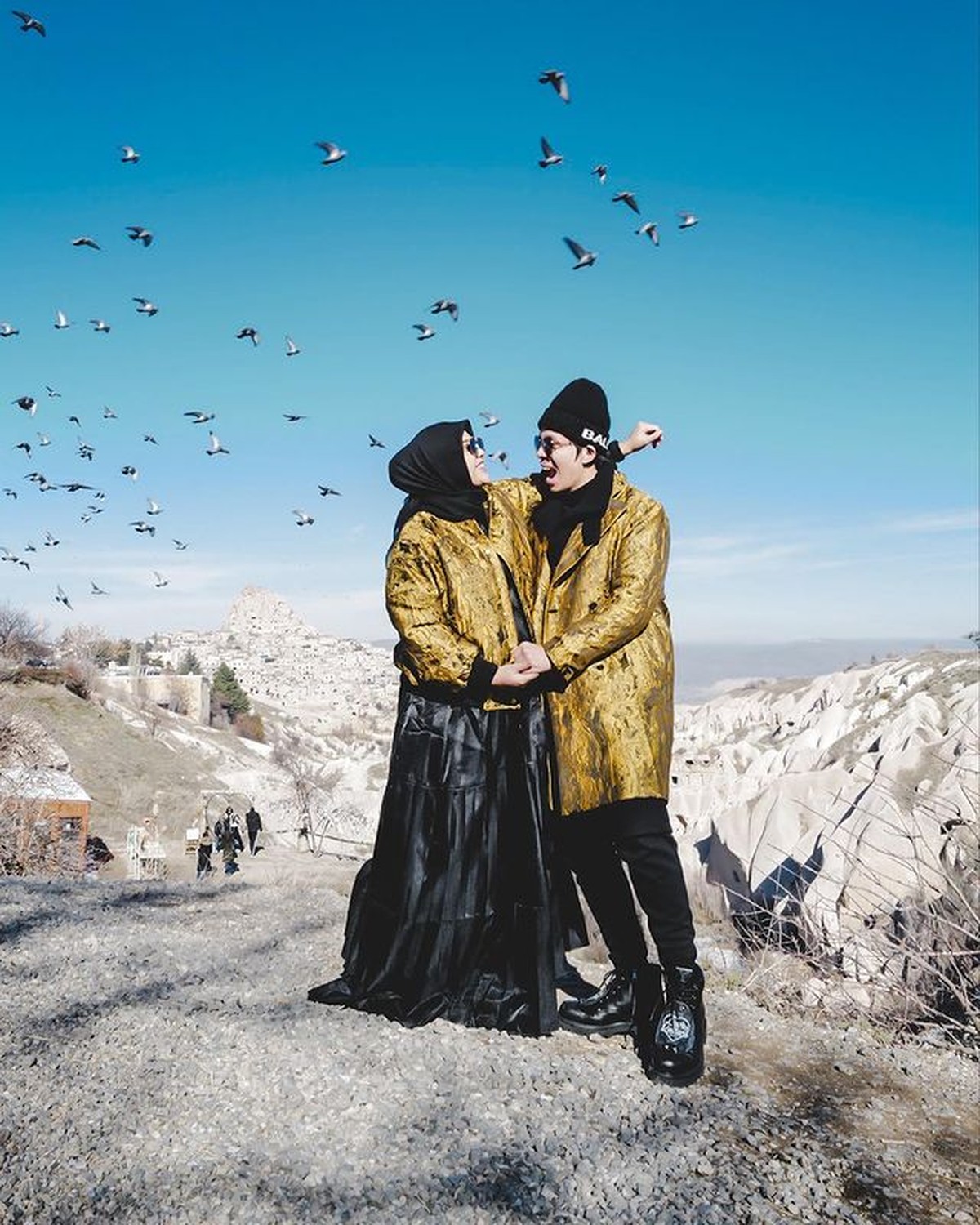 Atta Halilintar dan Aurel Hermansyah tengah menikmati babymoon berkunjung ke Cappadocia&comma; Turkey&period; Yuk intip kemesraan mereka&excl;