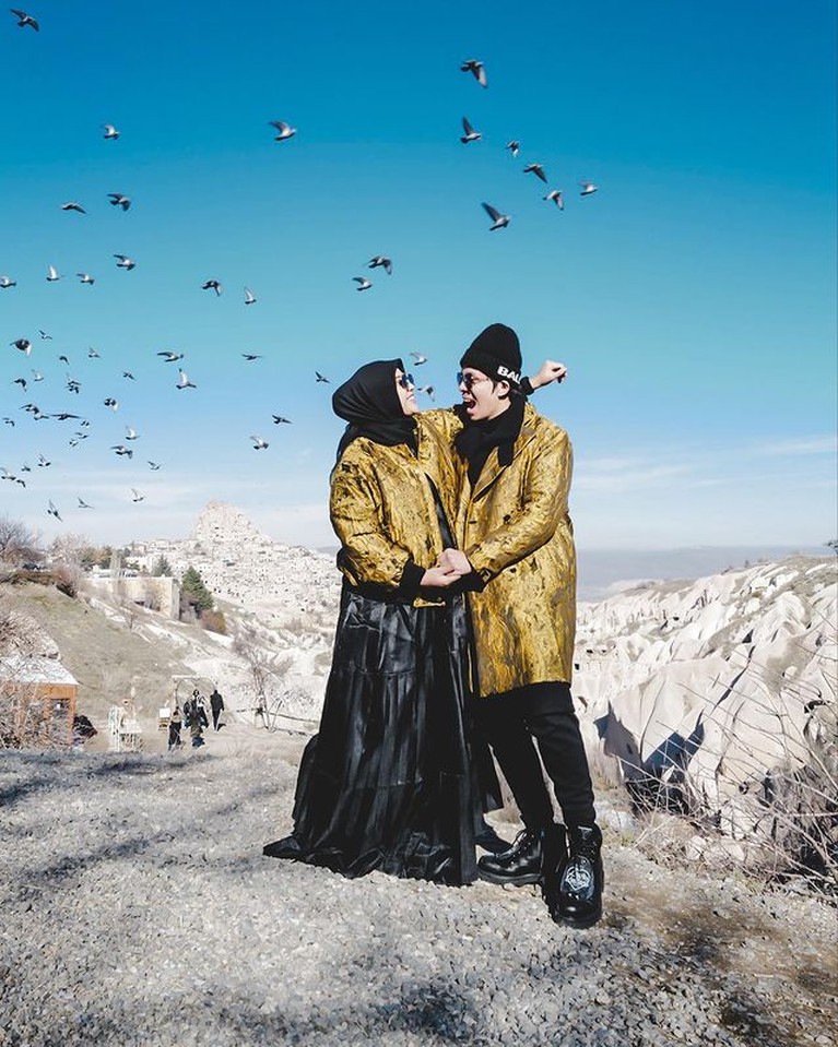Atta Halilintar dan Aurel Hermansyah tengah menikmati babymoon berkunjung ke Cappadocia, Turkey. Yuk intip kemesraan mereka!