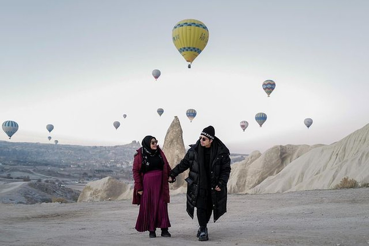 Atta Halilintar dan Aurel Hermansyah tengah menikmati babymoon berkunjung ke Cappadocia&comma; Turkey&period; Yuk intip kemesraan mereka&excl;