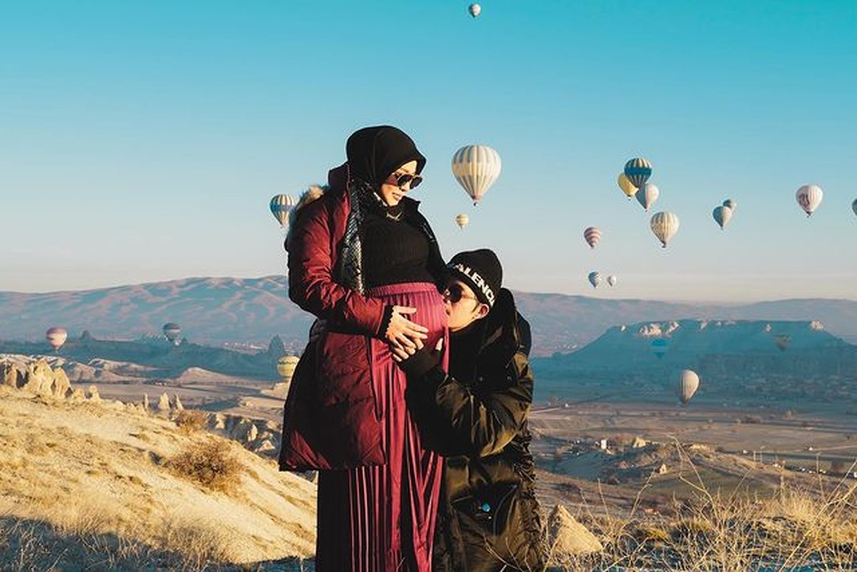 Atta Halilintar dan Aurel Hermansyah tengah menikmati babymoon berkunjung ke Cappadocia&comma; Turkey&period; Yuk intip kemesraan mereka&excl;