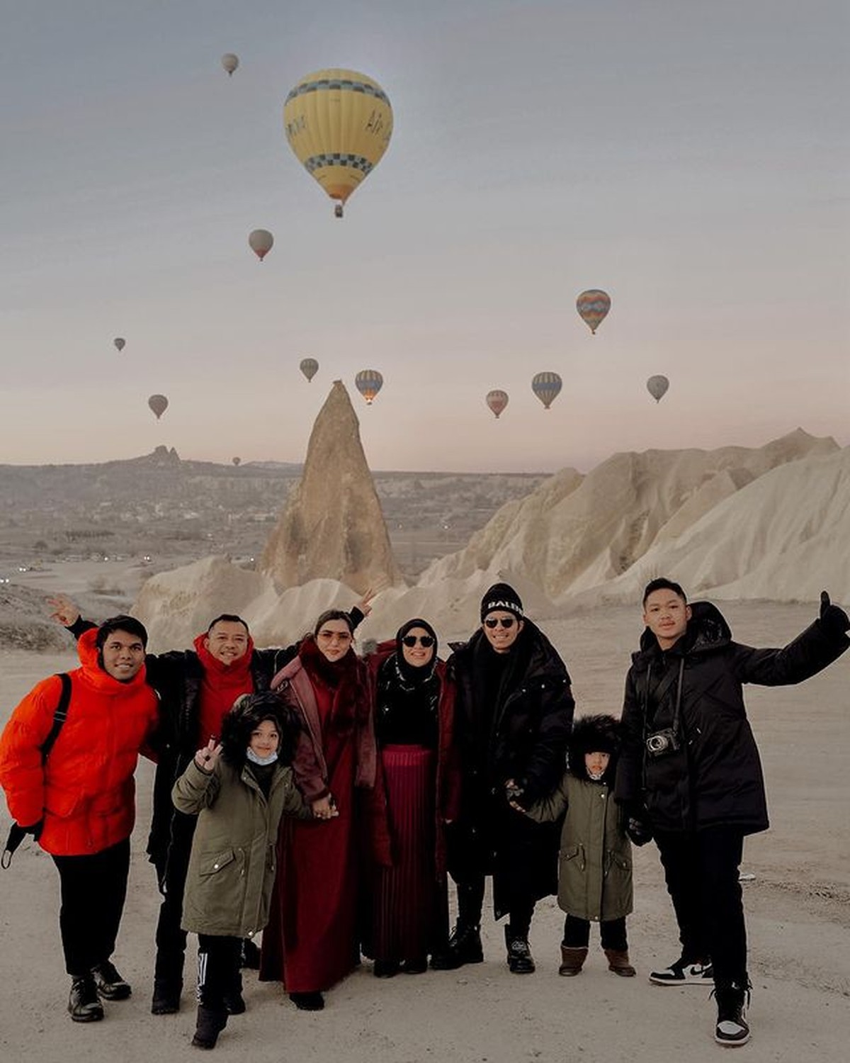 Atta Halilintar dan Aurel Hermansyah tengah menikmati babymoon berkunjung ke Cappadocia&comma; Turkey&period; Yuk intip kemesraan mereka&excl;
