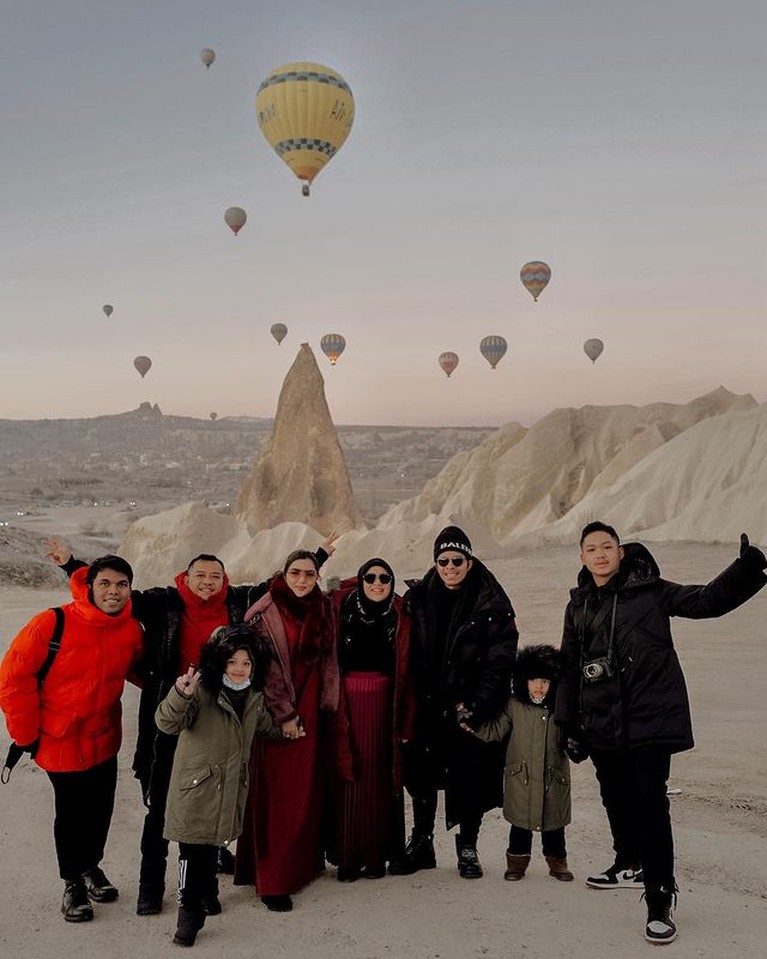7 Potret Kemesraan Atta Halilintar & Aurel Hermansyah Babymoon di Cappadocia Atta Halilintar dan Aurel Hermansyah tengah menikmati babymoon berkunjung ke Cappadocia, Turkey. Yuk intip kemesraan mereka!