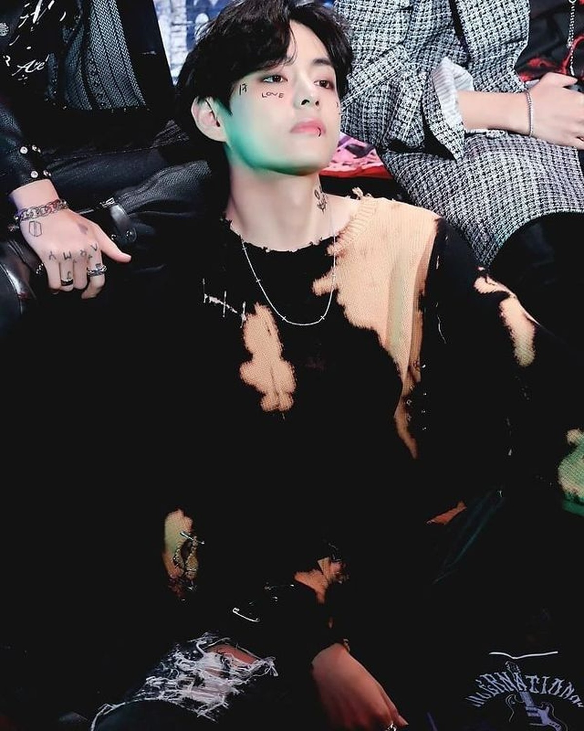 7 Potret V BTS yang Berulang Tahun ke-26