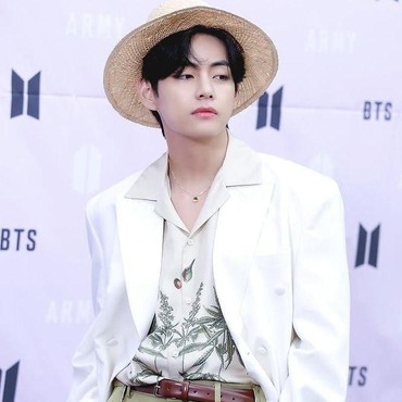 Gelap-gelapan Tetap Ganteng, V BTS Sapa Manis ARMY Saat Isoman Covid-19