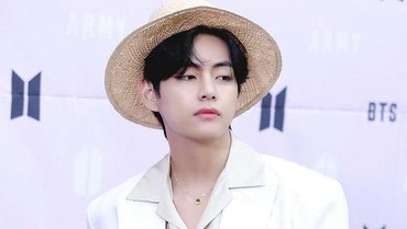 img-title Gelap-gelapan Tetap Ganteng, V BTS Sapa Manis ARMY Saat Isoman Covid-19