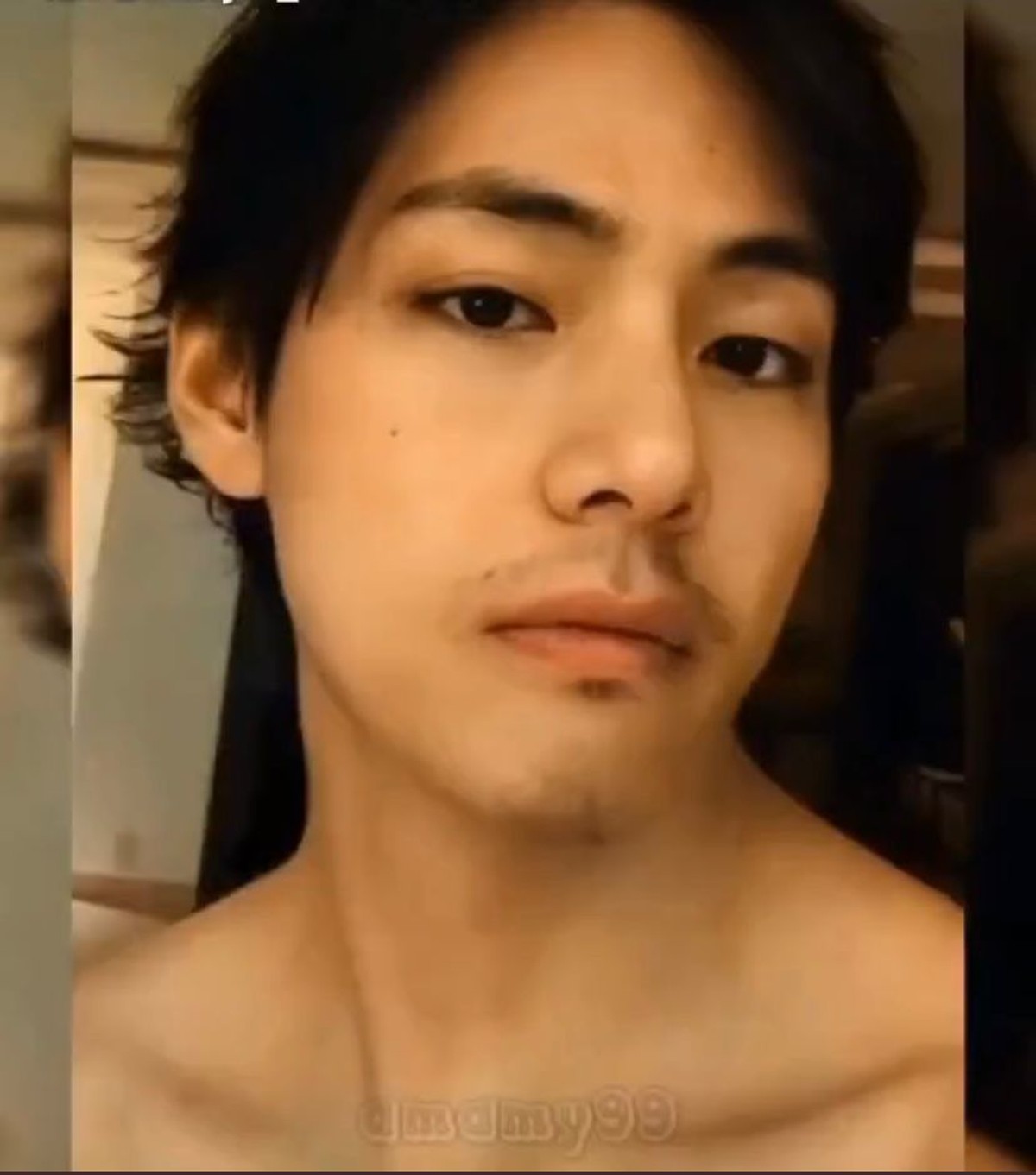 Taehyung atau V BTS sedang berbahagia merayakan ulang tahunnya yang ke-26 hari ini Kamis &lpar;30&sol;12&rpar;&period; Yuk intip potretnya makin dewasa&excl;