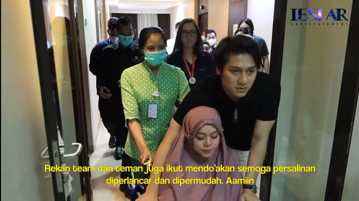 Persalinan Lesti Kejora menjadi jauh dari waktu perkiraan lahiran&period; Ini potret detik-detik Lesti lahirkan baby L yang baru diungkap&excl;