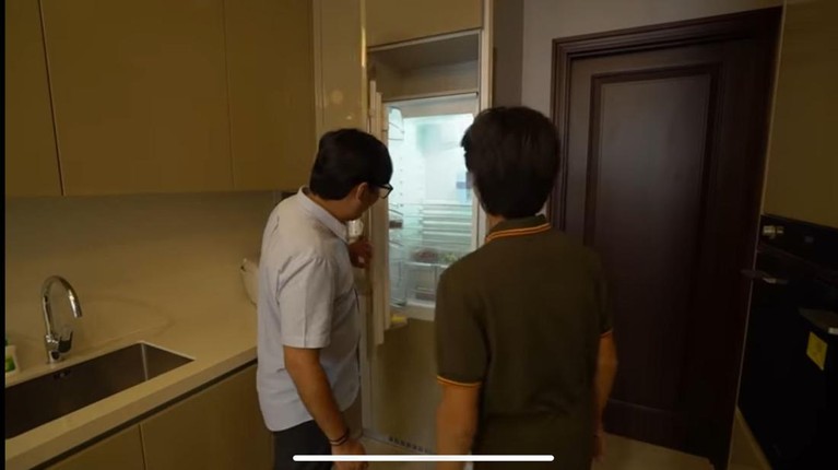 9 Apartemen Mewah Kenzy Hadiah dari Andre Taulany Andre Taulany membelikan satu unit apartemen mewah untuk putranya Kenzy yang baru lulus SD. Yuk intip!