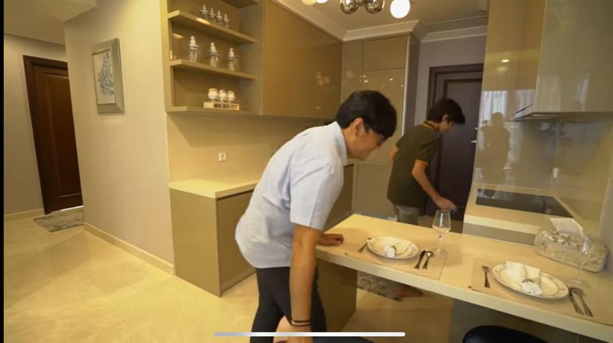 Andre Taulany membelikan satu unit apartemen mewah untuk putranya Kenzy yang baru lulus SD&period; Yuk intip&excl;