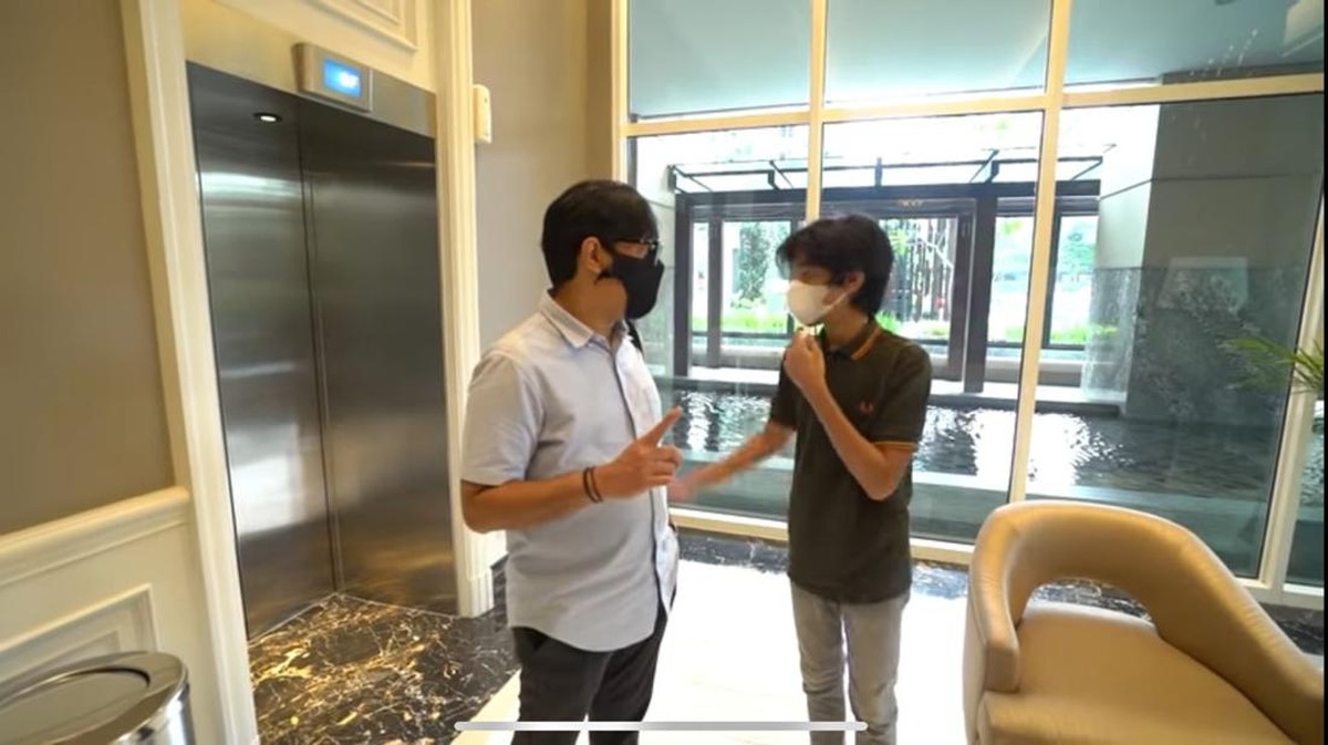 Andre Taulany membelikan satu unit apartemen mewah untuk putranya Kenzy yang baru lulus SD&period; Yuk intip&excl;