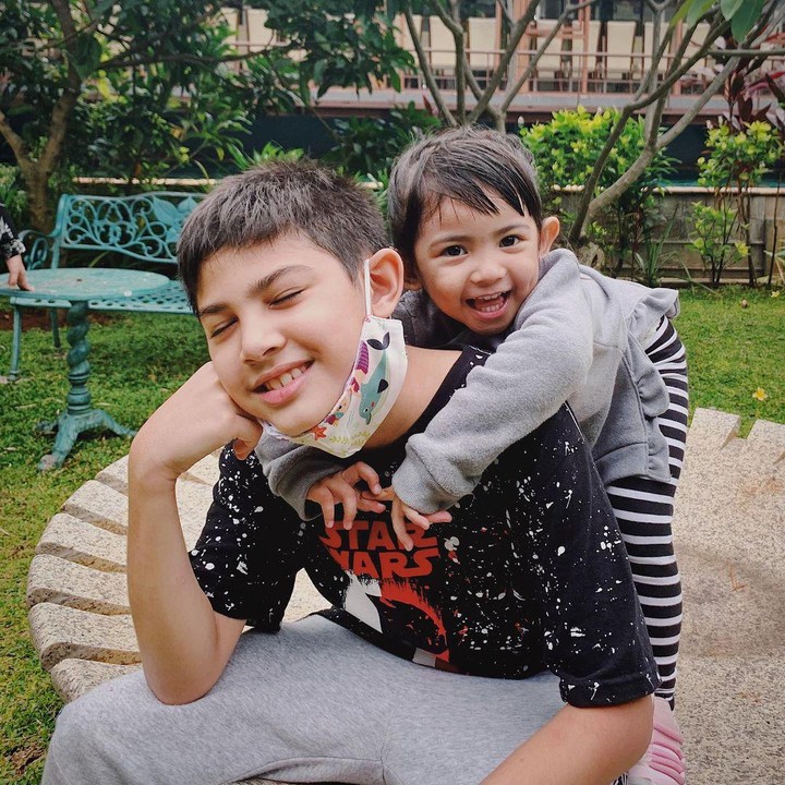 <p>Cyila juga dekat banget dengan kakaknya nih. Foto-foto Cyila sering diunggah di Instagram miliknya bersama sang kakak. (Foto: Instagram @cerita.arkala)</p>