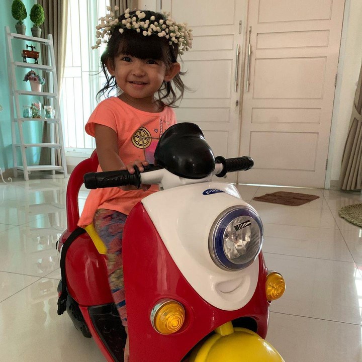 <p>Nah, ini potret Cyila saat main motor-motoran di rumah. Cyila enggak lupa mengenakan mahkota bunga yang membuat penampilannya semakin menggemaskan. (Foto: Instagram @cerita.arkala)</p>