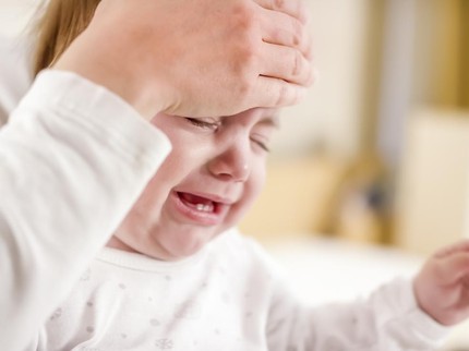 4 Cara Menurunkan Panas pada Bayi Antiribet, Tak Perlu Panik ya Bun