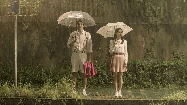 Supaya suasana menjadi hangat, berikut rekomendasi film saat hujan yang bisa ditonton, mulai dari film barat, Indonesia, hingga anime.