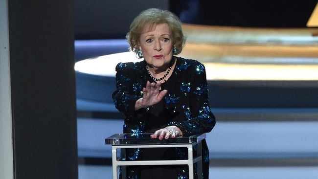 Aktris legendaris di dunia perfilman Hollywood, Betty White, meninggal dunia pada Jumat (31/12) waktu setempat di usia 99 tahun.