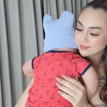 Celine Evangelista Ikut-ikutan Ivan Gunawan Rawat Boneka Bayi