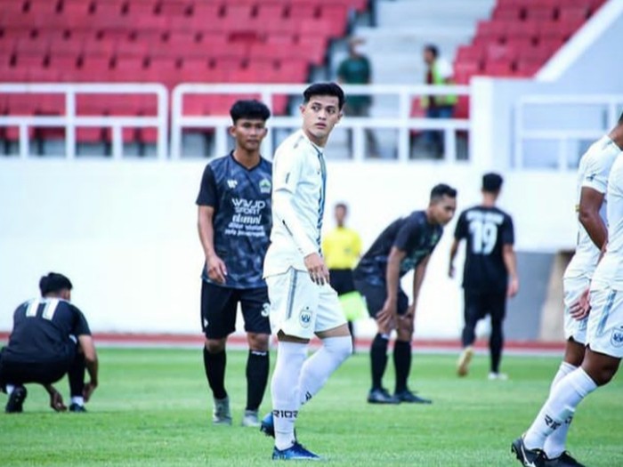 Alfeandra Dewangga juga sempat bikin netizen Indonesia kagum dengan tata kramanya nih. Hal ini terihat saat babak semi final kemarin dia terlihat mencium tangan pelatihnya Shin Tae Yong, sebagai bentuk hormatnya kepada sang pelatih. (Foto: Instagram.com/eandradewangga)