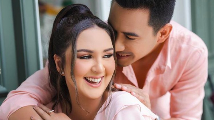 Donna Agnesia & Darius Sinathrya