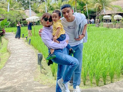 5 Potret Gala Sky Liburan Bareng Fuji di Bali, Disebut Makin Mirip Sang Ayah