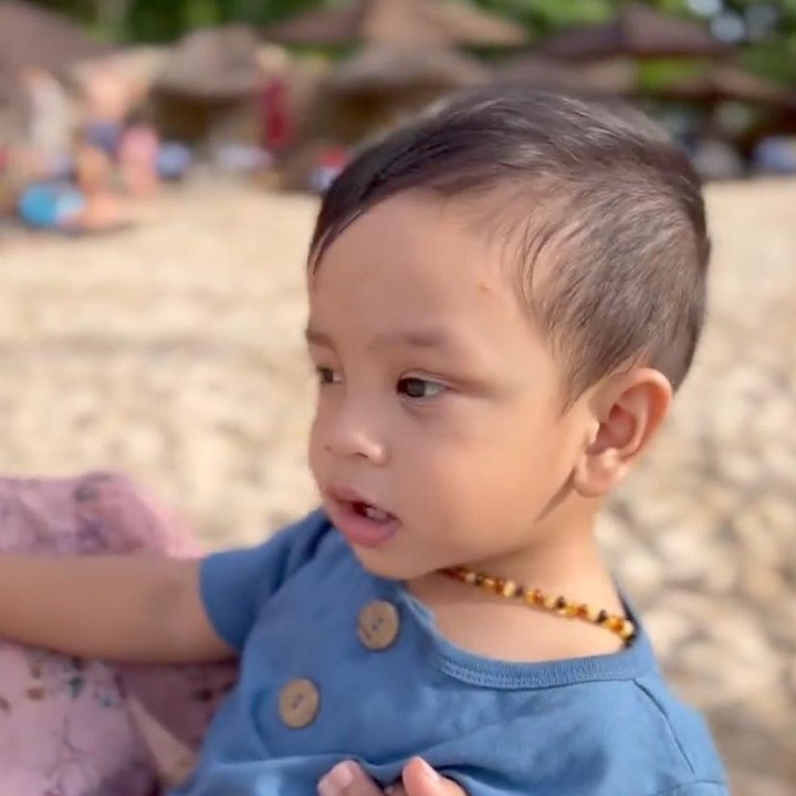 <p>Di akhir tahun ini, Fuji dan Fadly, mengajak Gala Sky untuk liburan ke Bali, Bunda. Ketiganya tampak sangat gembira dan bahagia, lho. (Foto: Instagram: @fadlyfsl_)</p>