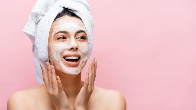 Mencuci muka kulit berjerawat tidak bisa sembarangan. Berikut cara cuci muka yang benar untuk kulit berjerawat agar jerawat tak semakin meradang.