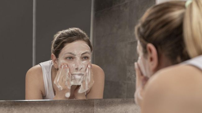 Cara mengetahui sabun cuci muka yang cocok di kulit atau tidak, bisa diketahui dari tanda-tanda berikut ini.
