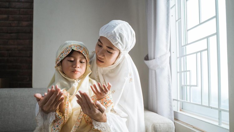 Ilustrasi ibu dan anak berdoa