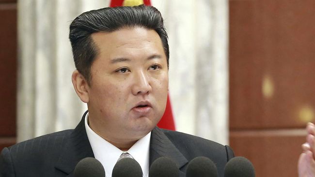 Demi melawan pengaruh budaya asing yang mencoba masuk ke Korea Utara, Kim Jong Un memberikan serangkaian aturan soal pakaian.