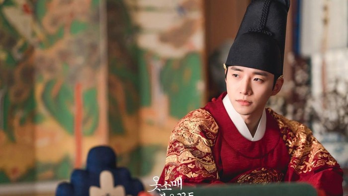img-title Pesona Aktor Korea dengan Wajah 'Mahal' Ketika Berperan sebagai Raja di Drama