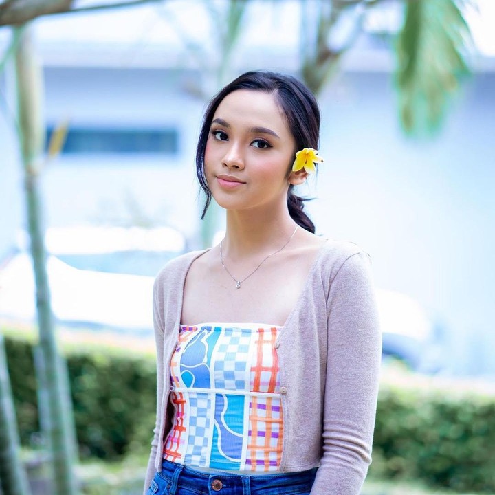<p>Di 2021, Lyodra Ginting kembali berhasil masuk ke dalam nominasi wajah tercantik dunia versi TC Candler. Bagi Bunda yang belum tahu, TC Candler merupakan sebuah komunitas di dunia maya yang setiap tahunnya melakukan survei 100 wajah tercantik dan tertampan di dunia. (Foto: Instagram @lyodraofficial)</p>